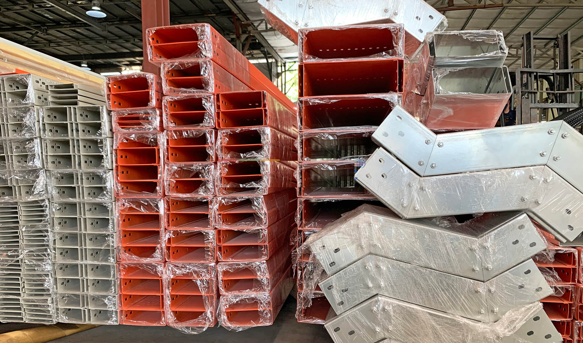 Máng cáp sơn tĩnh điện 300x100 dày 2.0 tại PTN Máng cáp sơn tĩnh điện 300x100 dày 2.0 tại PTN